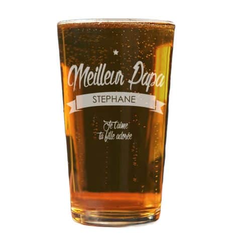 Verre à bière personnalisé “Meilleur Papa” de Cadeaux.com – Idée cadeau avec prénom et message.