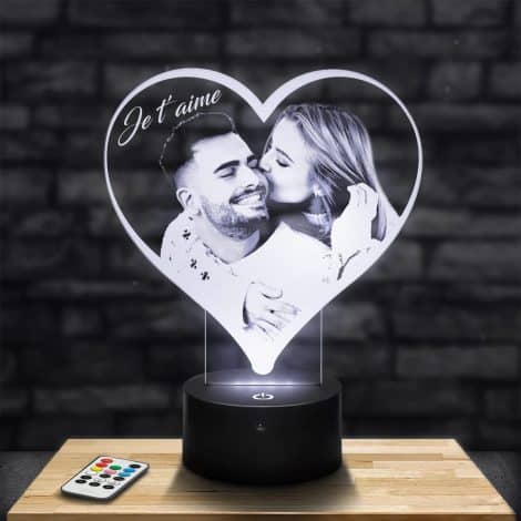 Lampe personnalisée en plexiglas avec gravure laser, idéale pour offrir à la Fête des Mères ou à la Saint Valentin.