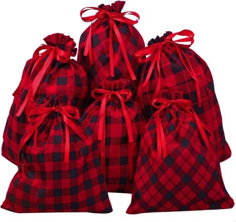 Ensemble de 6 sacs à cordon de Noël avec motifs à carreaux rouge et noir, idéaux pour les cadeaux de fête.