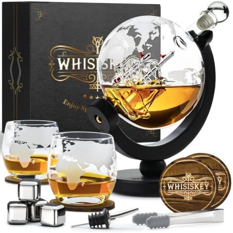 Whisiskey – Carafe pour Whisky avec Design de Globe – 900 ml – Coffret Cadeau Homme – Idéal pour Noël ! Inclus 2 verres à Whiskey et 4 pierres à Whisky. Carafe transparente, marron et argentée.