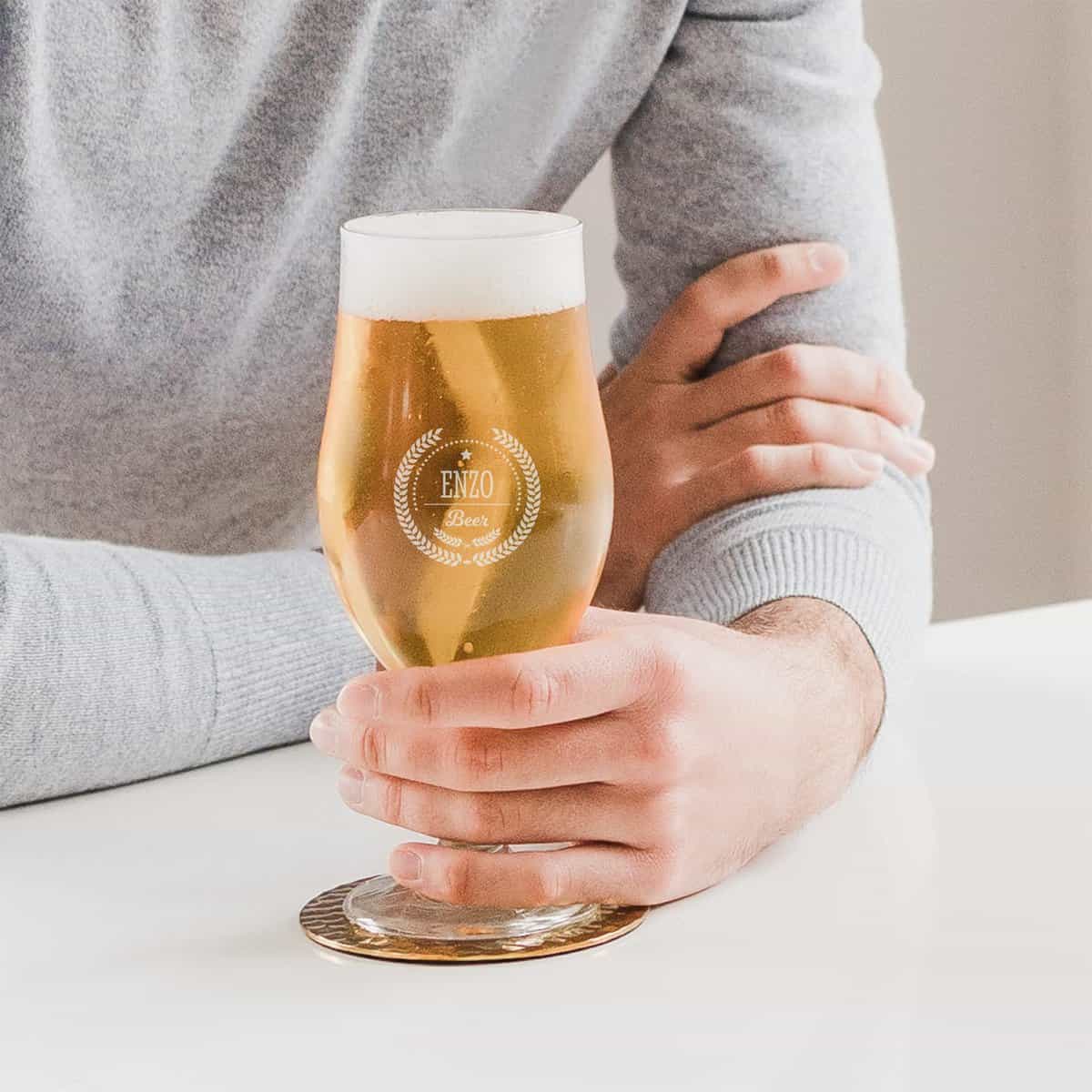 YourSurprise Verre à Bière Personnalisé avec Nom - Gravé : Personnalisable avec du Texte, Différents Designs et Polices D'écriture