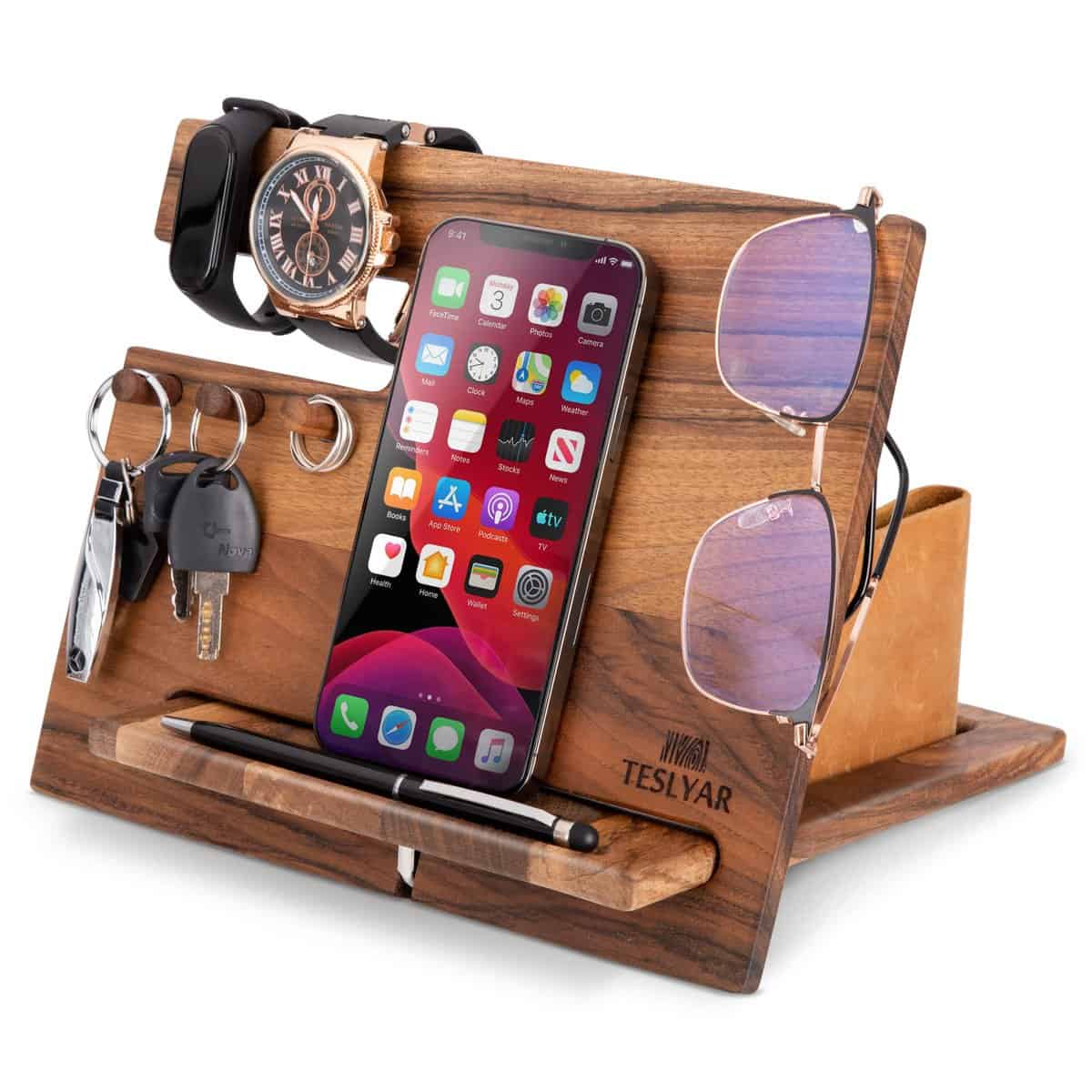 Cadeau pour Hommes Support de téléphone de Bureau en Bois Organiseur Multifonctionnel en Bois avec Crochets Noël Cadeau pour Hommes Cadeau de Mari Femme Anniversaire Cadeau Noël Noyer Naturel (Beige)