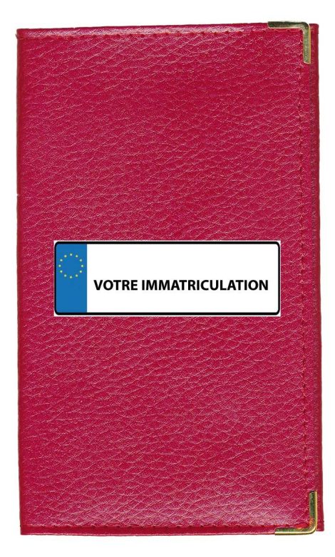 Plaque en cuir rouge personnalisée pour carte grise et papiers de voiture, Syl’la, pour femmes et hommes.