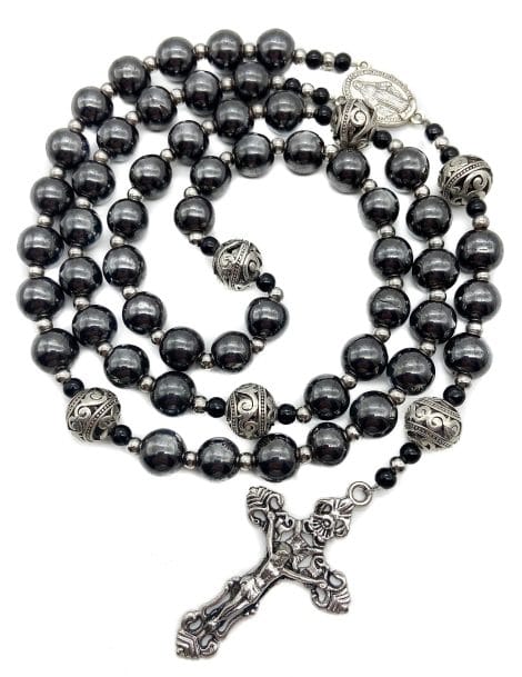 Collier perles de pierre noire et chapelet en croix en métal pour hommes et femmes, de Nazareth Store.